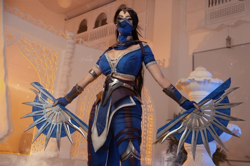 Косплей Китаны из Mortal Kombat