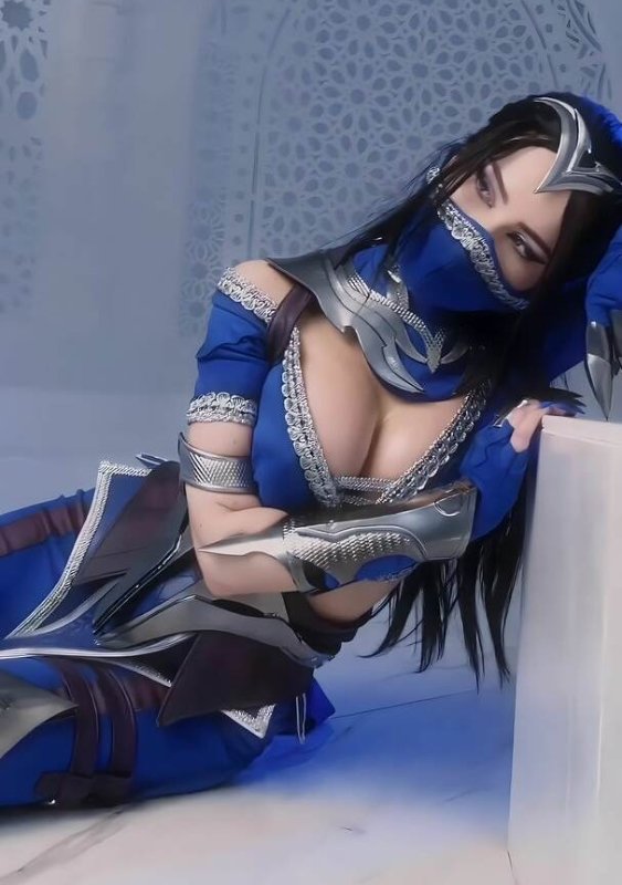 Косплей Китаны из Mortal Kombat