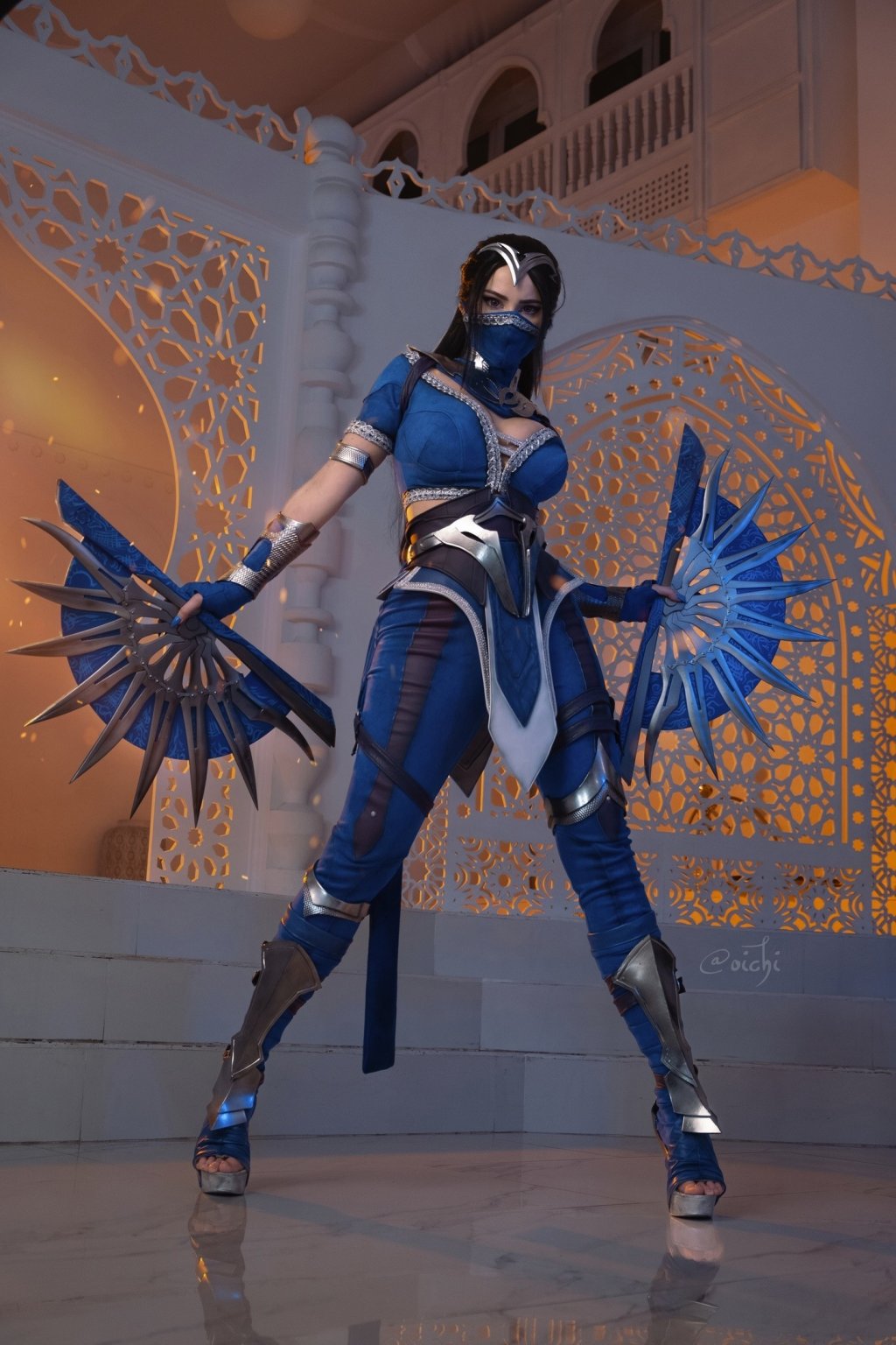 Косплей Китаны из Mortal Kombat