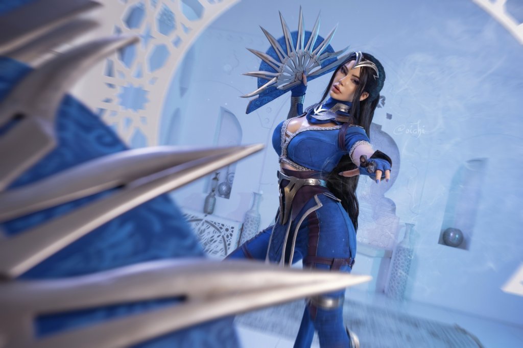 Косплей Китаны из Mortal Kombat