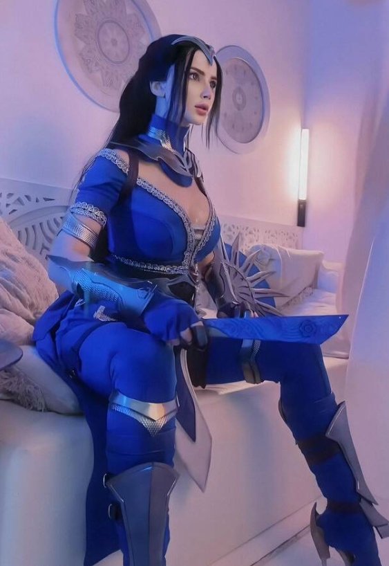 Косплей Китаны из Mortal Kombat