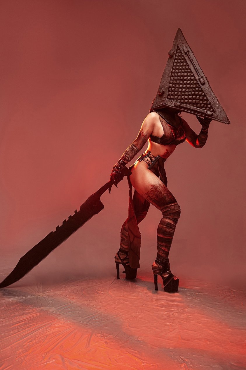 Косплей Пирамидоголового из Silent Hill