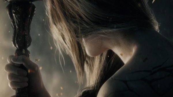 Как взять оружие в две руки в Elden Ring